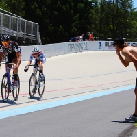 Marty Nothstein shout encouragement to his son, Tyler in the points race final